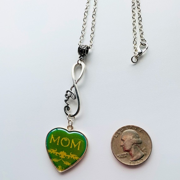 Mom necklace with love charm - Picture 2 of 4